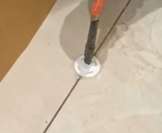 清水河瓷砖空鼓维修公司专业解答瓷砖在铺贴过程中，如果没有涂抹均匀到位的粘结材料（如水泥砂浆或瓷砖胶），可能会导致以下问题